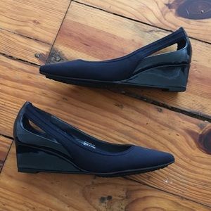 Ellen Tracy Navy Blue Heel with Cutouts sz 6